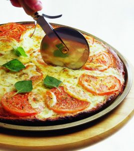 pizza-integral-con-mozzarella-y-tomate