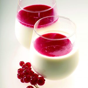 Yogur líquido con coulies de frutas