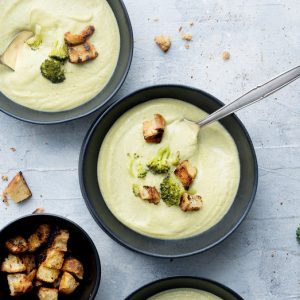 Broccoli_and_stilton_soup_with_wholemeal_croutons_ID689784_landscape-scr