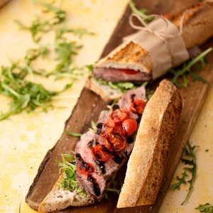 Baguette_with_beef_and_herb_sauce_ID725210_var_1-hpr
